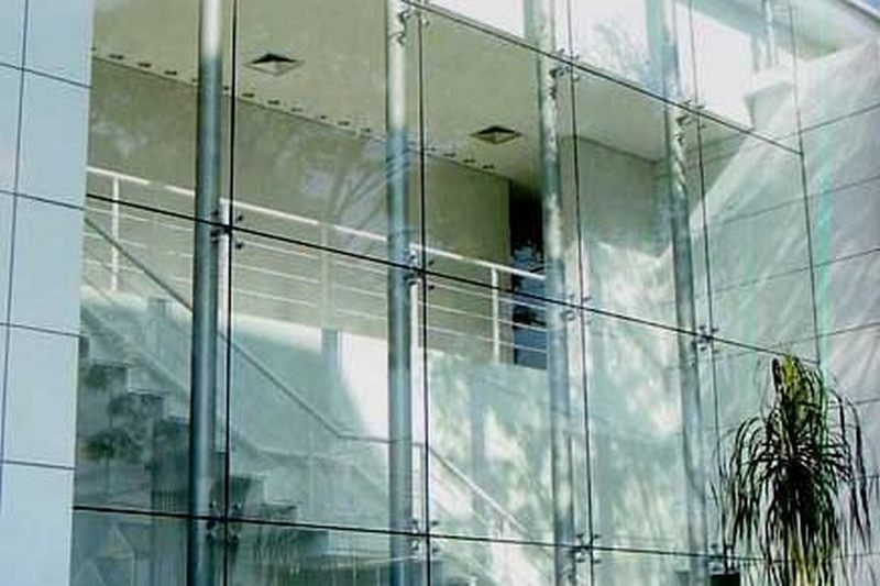 Thi công lắp đặt vách kính cường lực Thi công lắp đặt vách kính cường lực